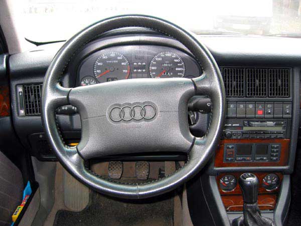 Рабочее место водителя Audi 80 B4. Все удобно и функционально