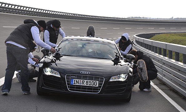 Спорткар Audi R8 оснащается специальным оборудованием (10 микрофонами) для записи неповторимого звучания мощнейшего двигателя (2010)