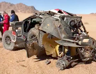 Автомобиль Халида Аль-Кассими и Ксавьера Пансери (Peugeot 3008 DKR) после аварии на Дакар 2020