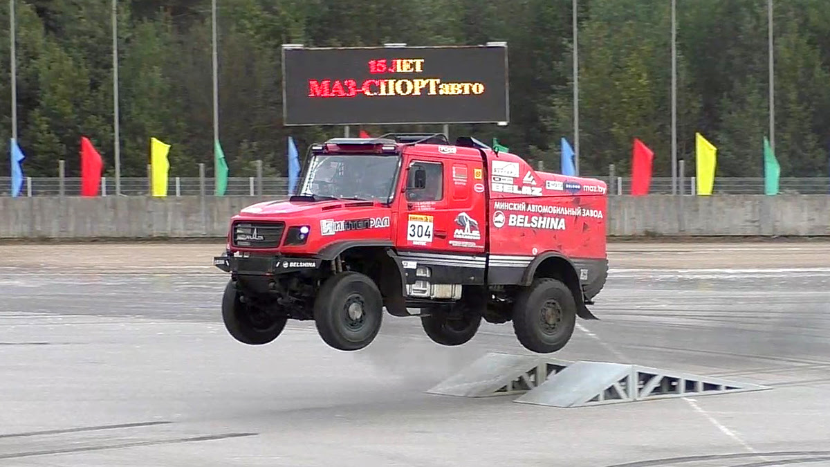 Показательный заезд раллийного МАЗа