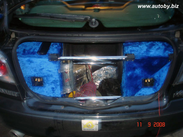 Установка сабвуферов (Renault Megane Coach)