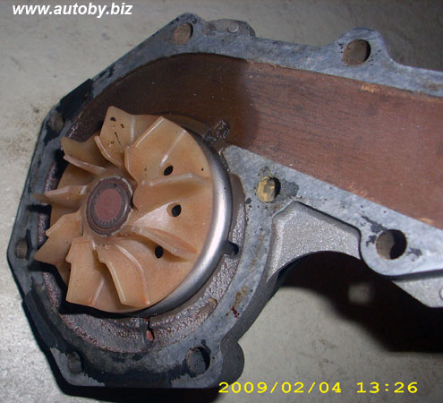 Помпа (водяной насос) Renault Laguna I в разобраном виде