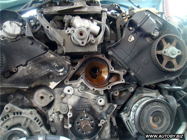 Мотор со снятой помпой (VW Passat B5 2.8)