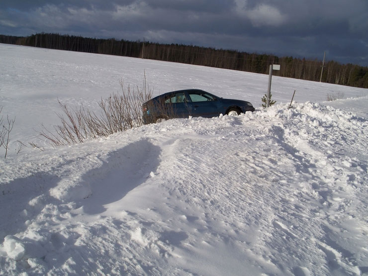 Renault Megane в снежном поле