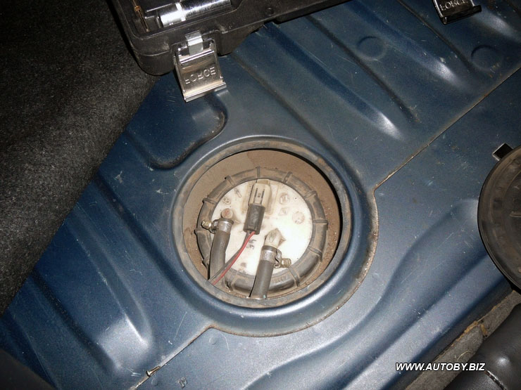 Место установки бензонасоса (Renault Safrane