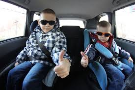 Правильная аеревозка детей в автомобиле с использованием специальных удверживающих устройств