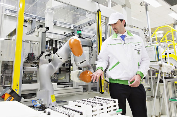 Skoda: новый робот-ассистент упростит производство коробок передач с двойным сцеплением 
