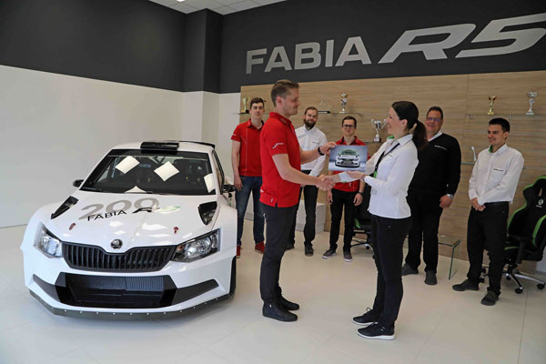 В мастерской Skoda Motorsport в Млада-Болеславе менеджер частной команды Sport Racing Technologies (SRT) Марцис Кенавс (Marcis Kenavs) торжественно получил ключи от Skoda Fabia R5 – уже шестой по счету для латвийской команды