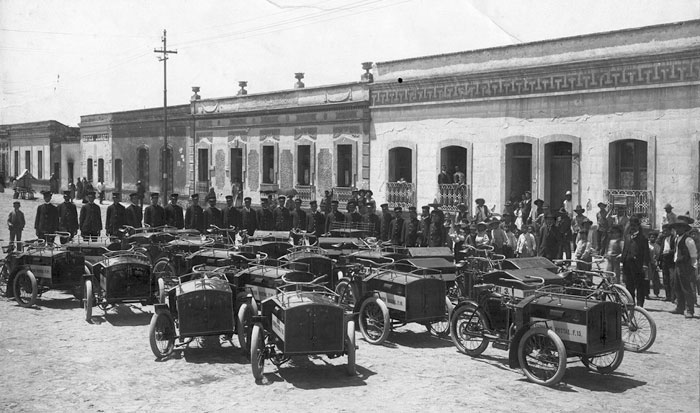 В 1908 году несколько пассажирских трициклов и 3-колесных грузовиков Laurin & Klement было поставлено почтовой службе Мексики