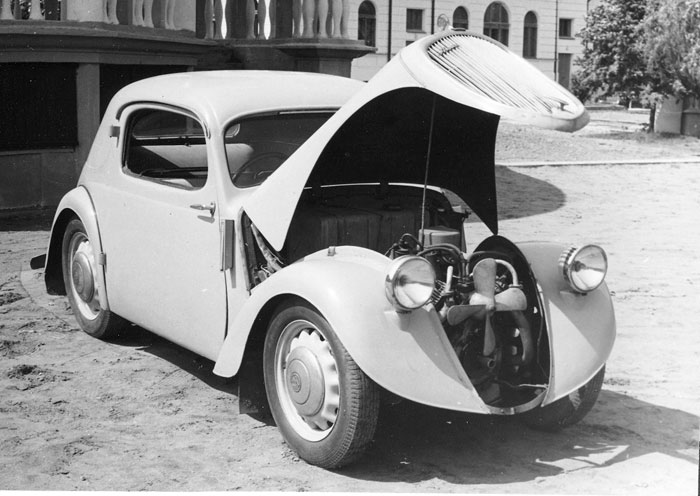Двигатель V2 с воздушным охлаждением имел рабочий объем 844 куб. см и развивал 15 л.с. при 3000 об/мин. При массе 580 кг Skoda Saggita могла разогнаться до 70 км/ч.