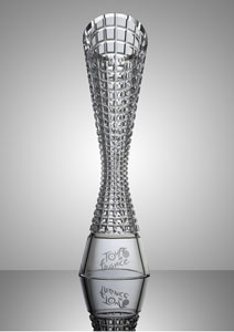 Кубок для победителей велогонки Тур де Франс 2020