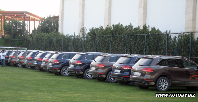 Около 80 Volkswagen Touareg ожидали нас каждое утро